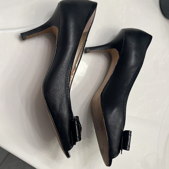 Black leather heels with cute bow - Picture 2 of 8